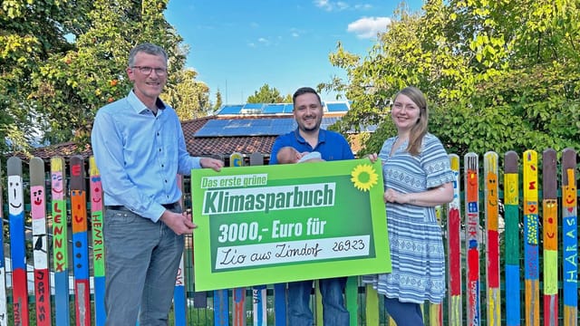 Erstes Klimasparbuch geht an Baby Lio