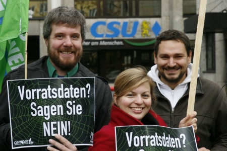 Dieter Janecek, Landesvorsitzender der Bayerischen Grünen und Thomas Pfeiffer und Katharina Schulze von den Münchner Grünen protestieren vor der CSU Zentrale gegen die Vorratsdatenspeicherung . (Foto: Markus Feilner)