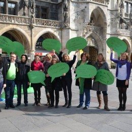 Aktion auf dem Marienplatz – We still ♥ feminism!