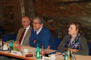 Die Landtagsabgeordneten Jürgen Mistol, Sepp Dürr und Katharina Schulze beim IfZ-Besuch