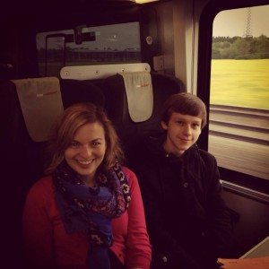 Praktikant Samuel mit Katharina Schulze im Zug nach Linz
