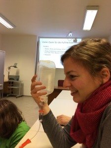 Katharina Schulze mit Infusionsflasche – Nicht nur bei Übungen werden Zuschauer eingebunden