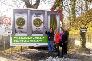 Katharina Schulze enthüllt Plakat zum vierten Jahrestag des Unglücks von Fukushima in Herrsching