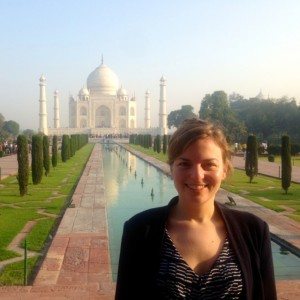 Katharina Schulze vor dem Taj Mahal