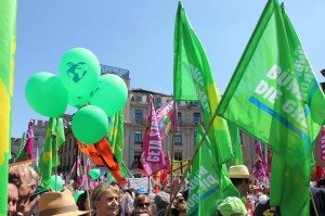 Auf der G7-Demo stark vertreten: Grüne Fahnen © Grüne Bayern