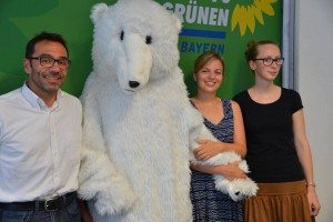 Fürchten um die Existenz des Demo-Eisbären- Armin Bohnert (PolizeiGrün e.V), Kathrina Schulze und Eva Lettenbauer (Grüne Jugend)