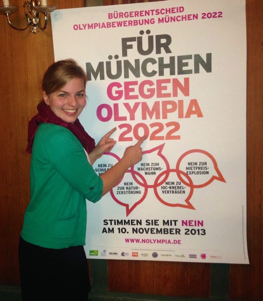 Katharina Schulze präsentiert das Nolympia-Plakat zum Bürgerentscheid 2013