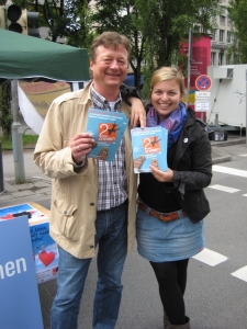 Christian Hirneis und Katharina Schulze auf der Straße