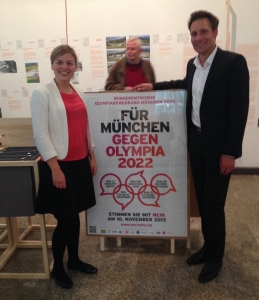 Katharina Schulze und Ludwig Hartmann präsentieren das Plakat zum Nolympia-Bürgerentscheid