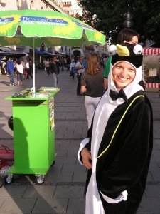 Katharina Schulze informiert als Pinguin verkleidet über die Gefahren des Klimawandels
