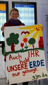 Katharina Schulze protestiert mit urgrünem Plakat am Münchner Flughafen gegen die Dritte Startbahn