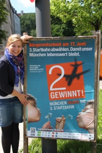 Katharina Schulze präsentiert das Plakat zur "Zwei gewinnt"-Kampagne zum Bürgerentscheid München