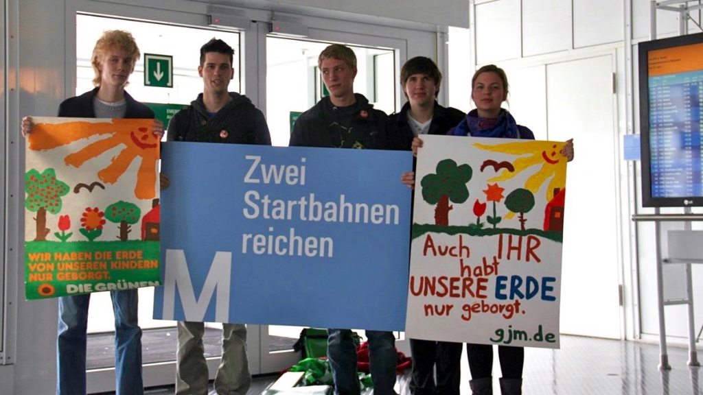 Die Grüne Jugend protestiert am Flughafen gegen die Ausbaupläne