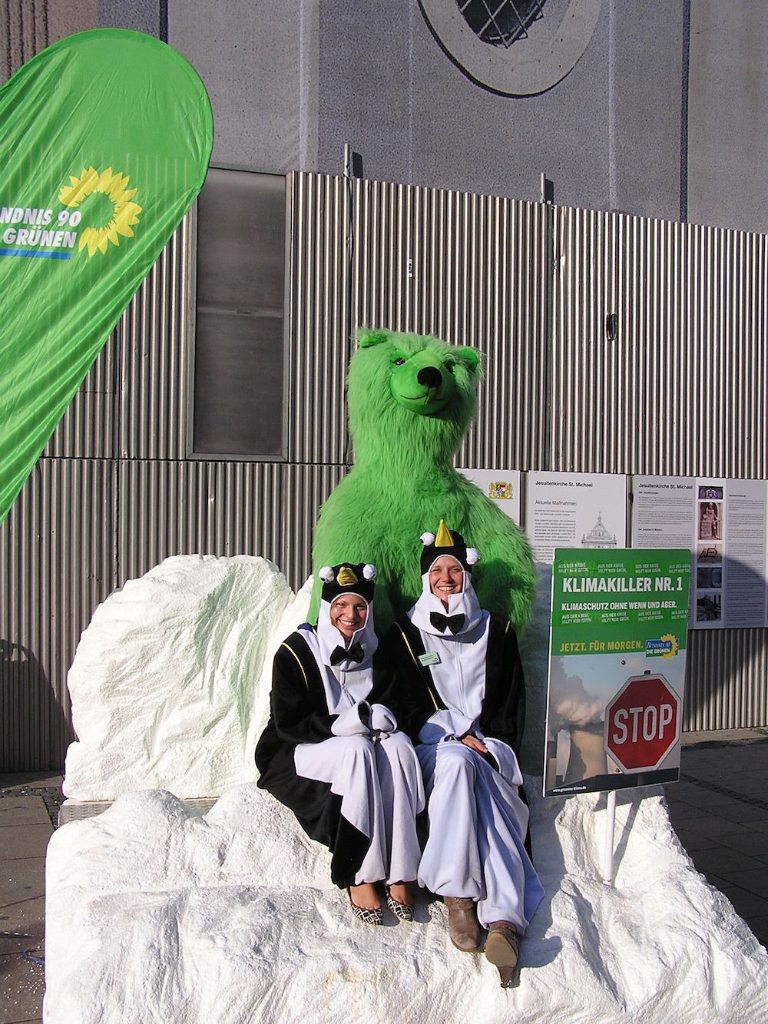 Klimaschutz Aktion: Stadtvorsitzende Hannah Sammüller und Katharina Schulze als Pinguine