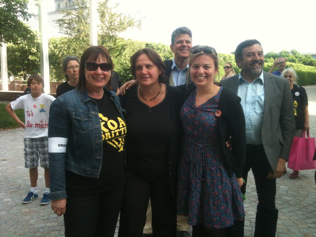 "Koa Dritte"-Protest vor der bayerischen Staatskanzlei: Helga Stieglmeier, Theresa Schipper und Katharina Schulze