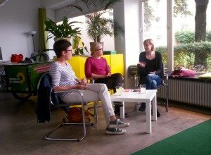 Isabell Zacharias, Katharina Schulze und Nicole Gohlke diskutieren über Regierung vs. Opposition