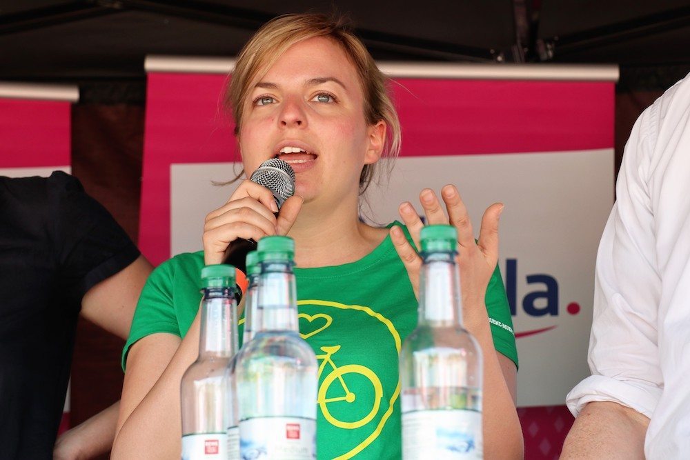 Katharina Schulze diskutiert auf der Podiumsdiskussion im Olympiapark | Fotograf Werner Müller