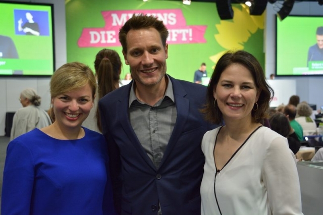 Spitzenduo der Grünen Katharina Schulze und Ludwig Hartmann mit Parteichefin Annalena Baerbock auf dem Parteitag in Hirschaid.