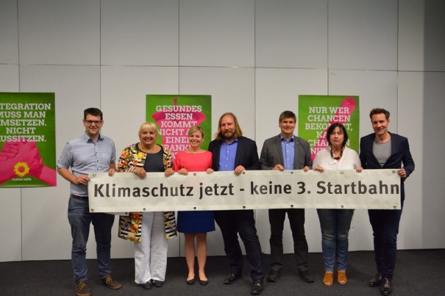 Am Rande der LDK setzten prominente Köpfe der Grünen ein Zeichen gegen die dritte Startbahn am Münchner Flughafen,