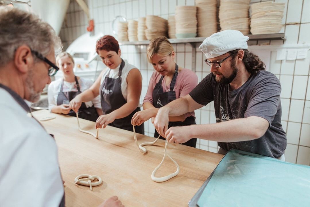 Beim Brezen machen in der Bio-Bäckerei Glaab in Schwandorf