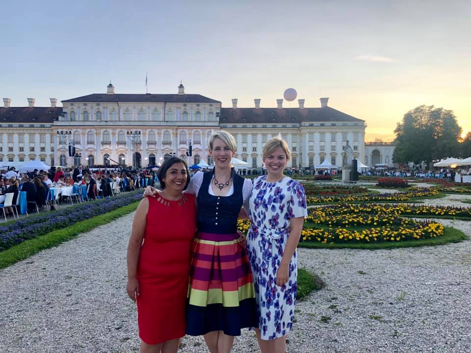 Mit meinen Kolleginnen Gülseren Demirel und Katrin Habenschaden auf dem Sommerfest des Landtags auf Schloss Schleißheim